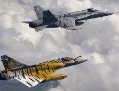 开云APP-华丽与冷硬，足球世界的二重镜像