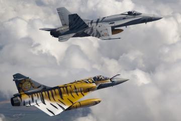 开云APP-华丽与冷硬，足球世界的二重镜像